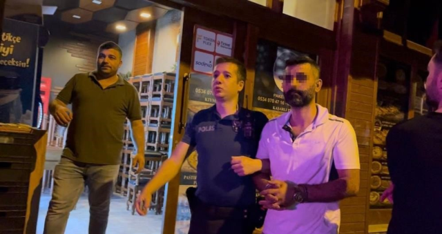 Ortalığı birbirine katıp polise bıçakla saldırdılar