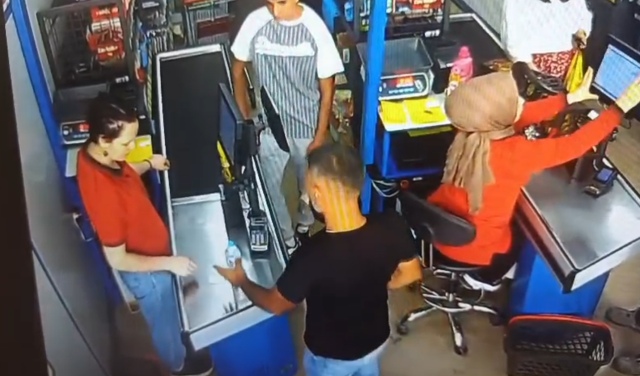 Sıra beklediği için sinirlendi, kasiyer kadının burnunu kırdı