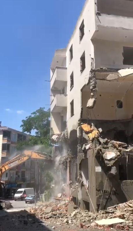 Yıkımı yapılan bina, kepçenin müdahalesiyle yola çöktü