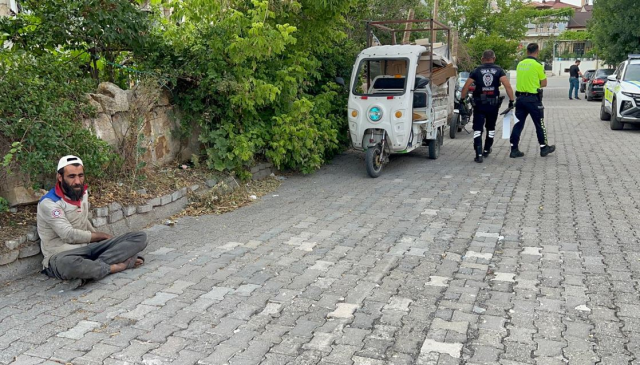 Polisi görünce namaza dursa da işe yaramadı