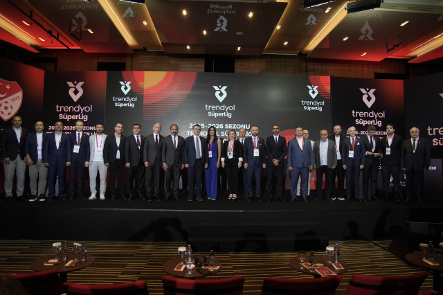 Fenerbahçeli yönetici fikstür çekimindeki fotoğraf karesine girmedi! Sebebi Galatasaraylı o yönetici Fenerbahçeli yönetici fikstür çekimindeki fotoğraf karesine girmedi! Sebebi Galatasaraylı o yönetici