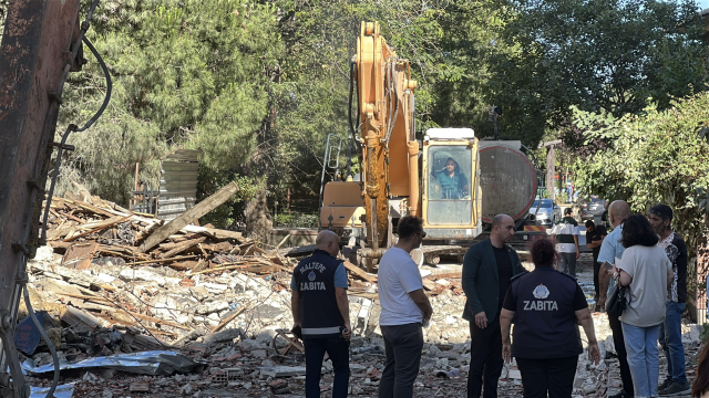 Maltepe'de faciadan dönüldü: 11 katlı bina yıkım sırasında çöktü