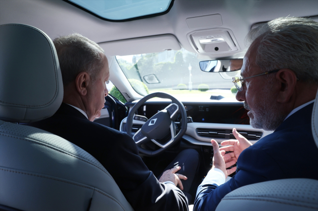 Cumhurbaşkanı Erdoğan, Togg'un yeni modeli T10F'yi test etti