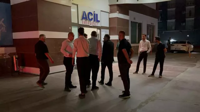 CHP Grup Başkanvekili Murat Emir sahneden düştü