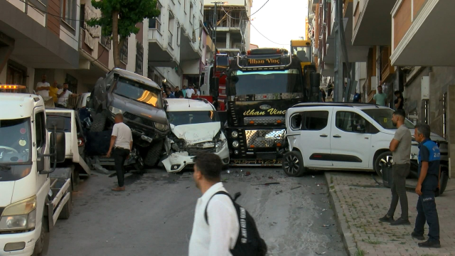 Kontrolden çıkan vinç 23 aracı biçti, binalara zarar verdi Kontrolden çıkan vinç 23 aracı biçti, binalara zarar verdi