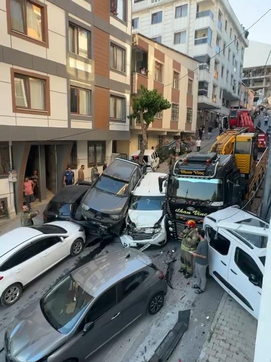 Kontrolden çıkan vinç 23 aracı biçti, binalara zarar verdi Kontrolden çıkan vinç 23 aracı biçti, binalara zarar verdi