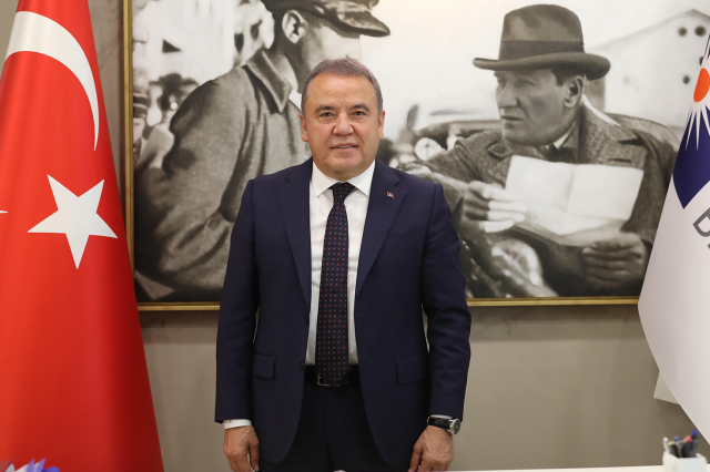 Tutuklanan Muhittin Böcek görevden uzaklaştırıldı
