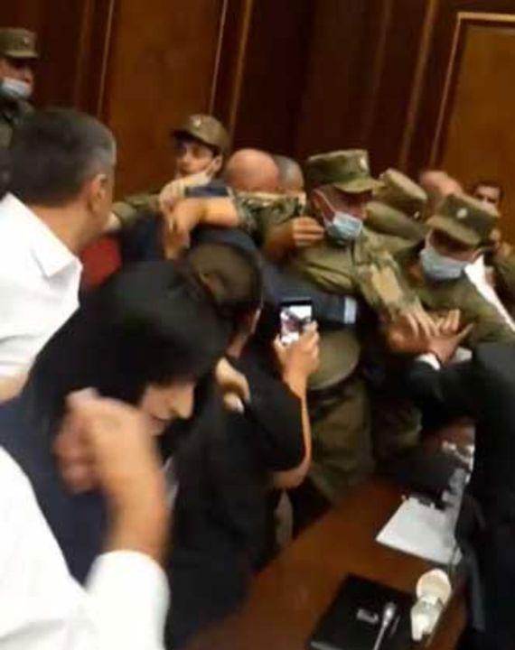 Ermenistan'da meclis karıştı: Vekiller tekme ve yumruklarlar birbirine girdi