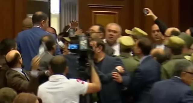 Ermenistan'da meclis karıştı: Vekiller tekme ve yumruklarlar birbirine girdi