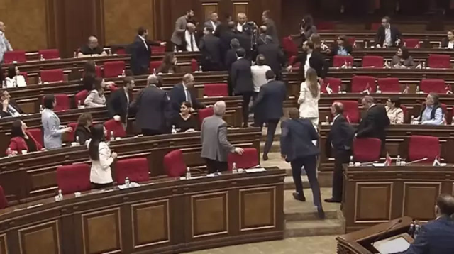 Ermenistan'da meclis karıştı: Vekiller tekme ve yumruklarlar birbirine girdi