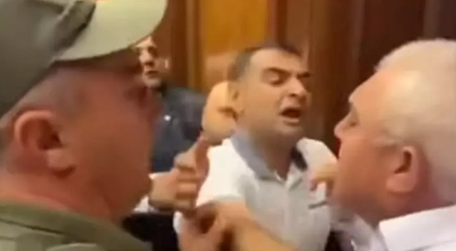Ermenistan'da meclis karıştı: Vekiller tekme ve yumruklarlar birbirine girdi