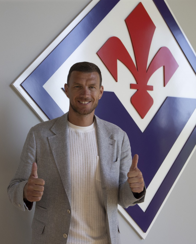 Edin Dzeko yeni takımına imzayı attı