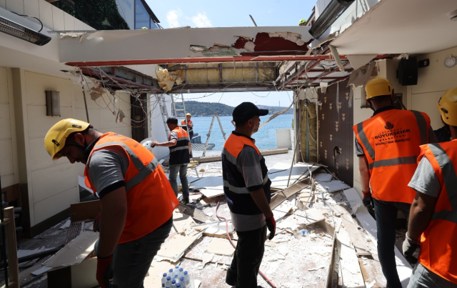 İstanbul Boğazı'ndaki kaçak yapılar yıkılmaya başlandı