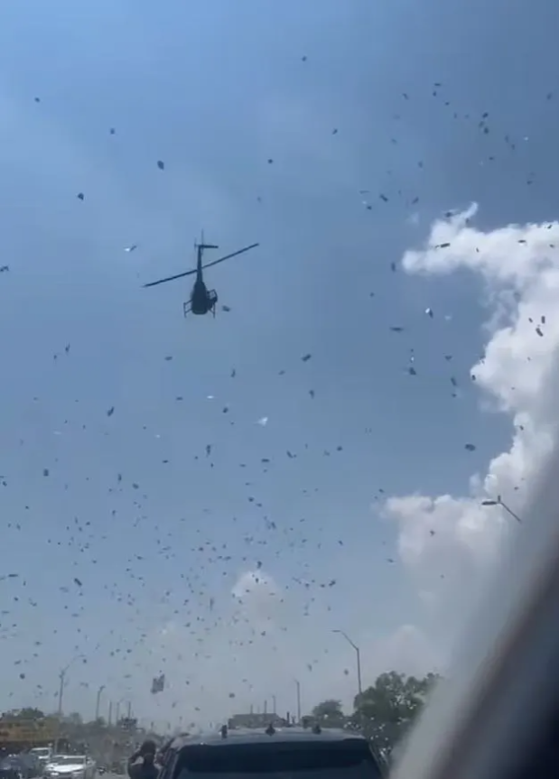 Ölen adamın vasiyeti şaşırttı! Cenazesinde helikopterden para yağdırıldı