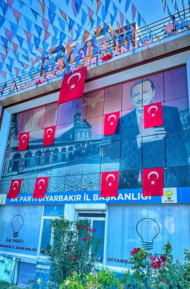Diyarbakır surlarına Türk bayrakları asıldı