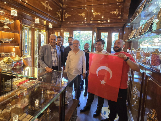 Diyarbakır surlarına Türk bayrakları asıldı