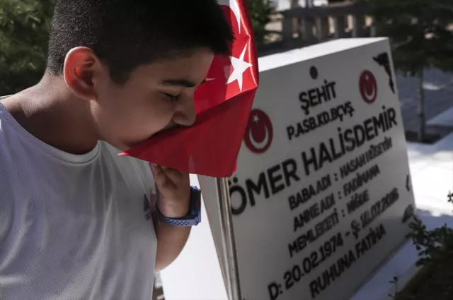 15 Temmuz'da tarihi emir vermişti! Zekai Aksakallı, Ömer Halisdemir'in kabrini ziyaret etti