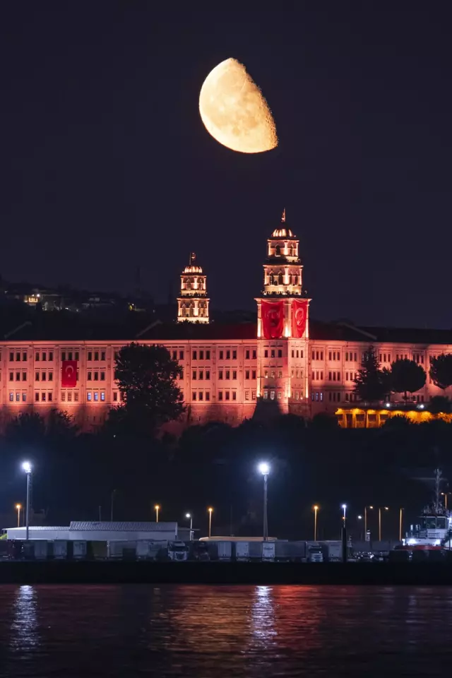 İstanbul'da büyüleyen görüntü: Yarım Ay Selimiye Kışlası'yla aynı karede