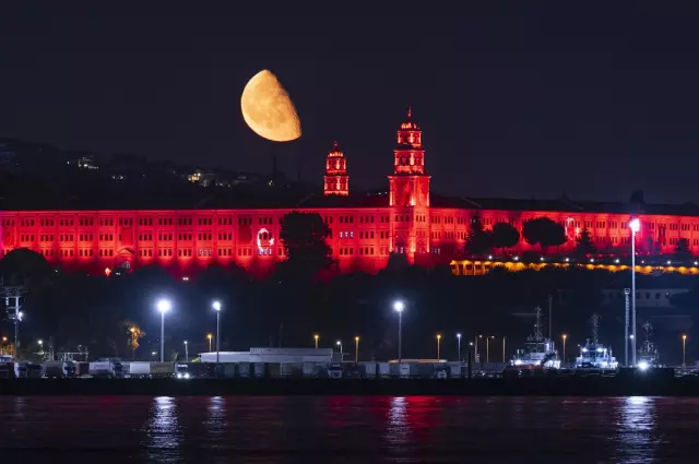 İstanbul'da büyüleyen görüntü: Yarım Ay Selimiye Kışlası'yla aynı karede