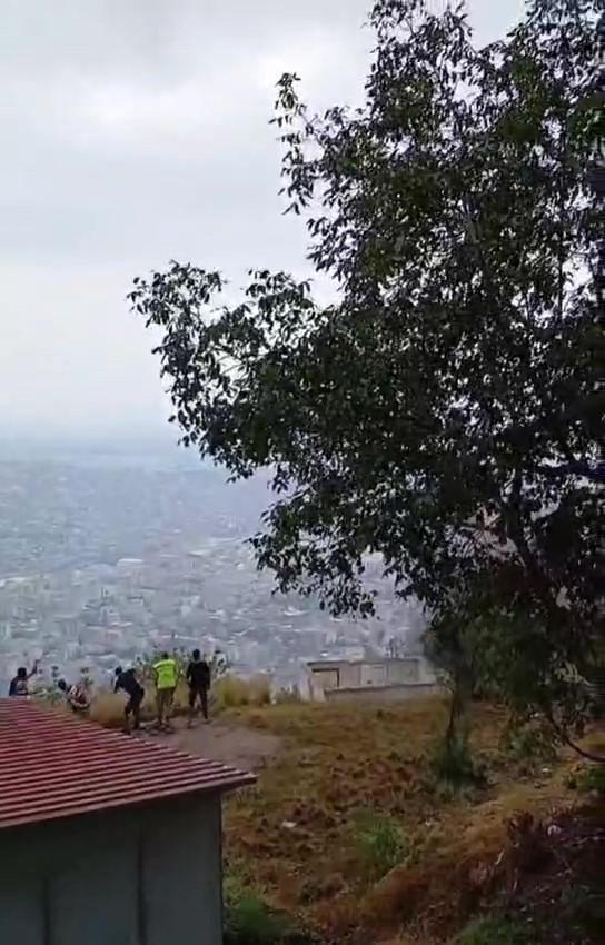 Taş ocağında gerçekleştirilen patlamalarda savrulan taşlardan canlarını zor kurtardılar
