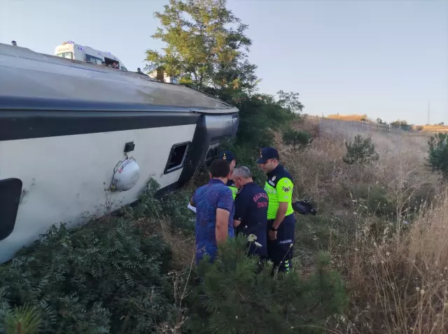 Balıkesir'de yolcu otobüsü şarampole devrildi: 27 yaralı