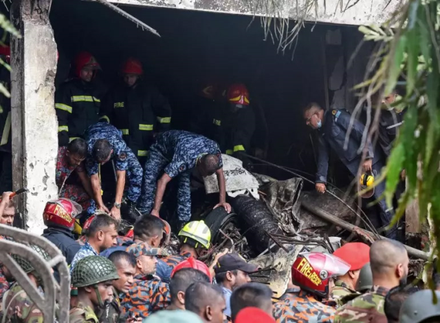 Bangladeş'in başkenti Dakka'da savaş uçağı okul kampüsüne düştü: En az 18 kişi hayatını kaybetti Bangladeş'in başkenti Dakka'da savaş uçağı okul kampüsüne düştü: En az 18 kişi hayatını kaybetti
