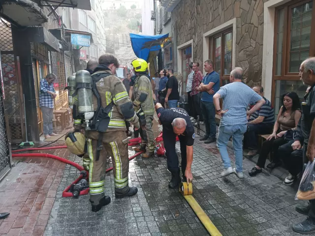 Bursa'da 4 katlı binada çıkan yangında alevler arasında kalan kadını mahalleli kurtardı