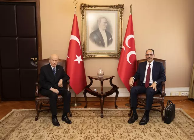 Yakın korumalarına bile emanet etmiyor! İşte İbrahim Kalın'ın yanından ayırmadığı çantanın sırrı