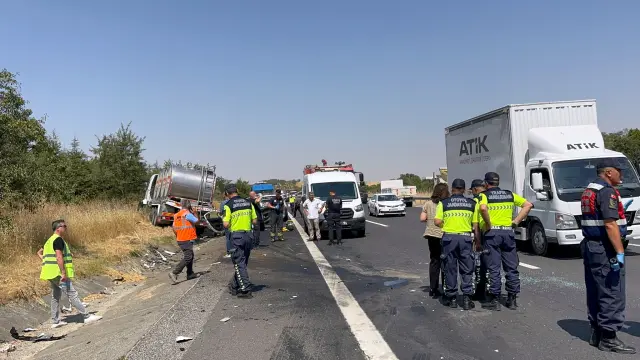 Kamyonla çarpışan otomobil kağıt gibi ezildi: 4 kişi hayatını kaybetti