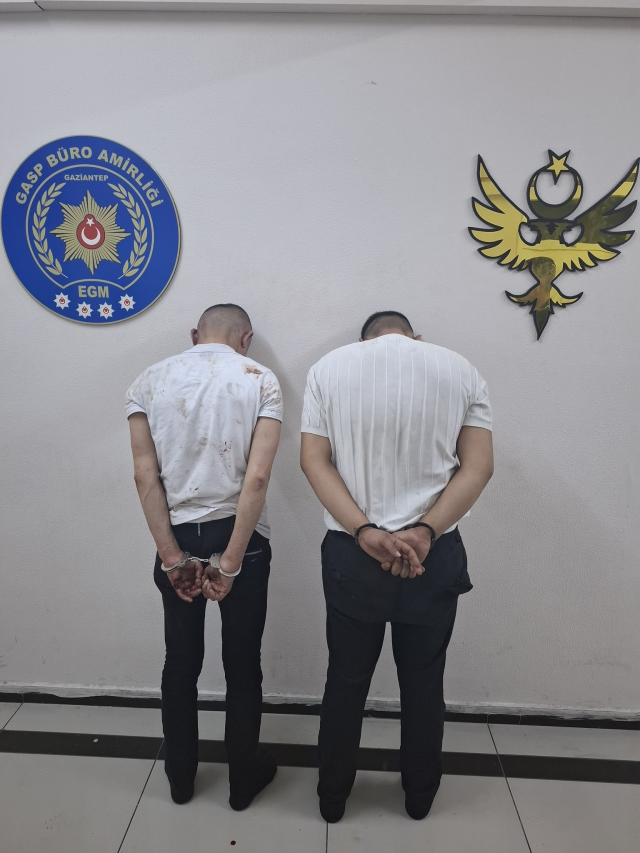 Kuyumcuyu vurup içi altın dolu çantayı çaldılar, yetmedi polislere ateş açtılar Kuyumcuyu vurup içi altın dolu çantayı çaldılar, yetmedi polislere ateş açtılar