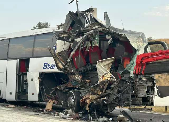 Otobüs tıra arkadan çarptı, çok sayıda yaralı var