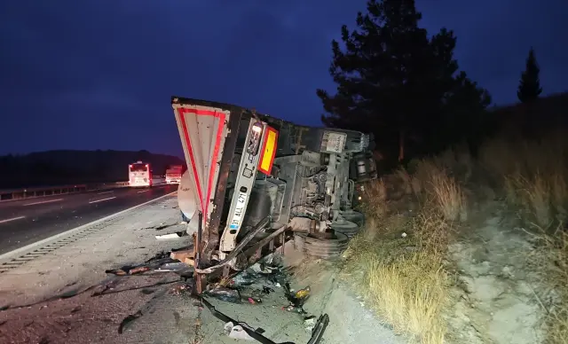 Otobüs tıra arkadan çarptı, çok sayıda yaralı var
