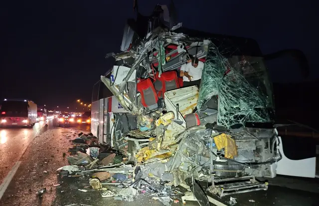 Otobüs tıra arkadan çarptı, çok sayıda yaralı var