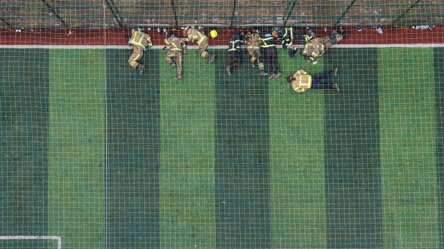 12 saat alevlerle mücadele eden itfaiyeciler halı sahada böyle dinlendi