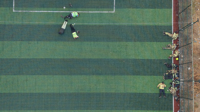 12 saat alevlerle mücadele eden itfaiyeciler halı sahada böyle dinlendi