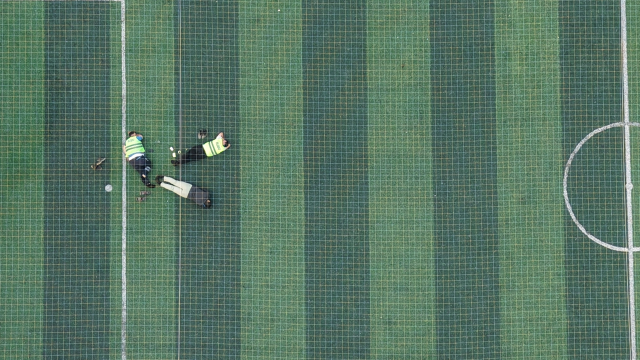 12 saat alevlerle mücadele eden itfaiyeciler halı sahada böyle dinlendi