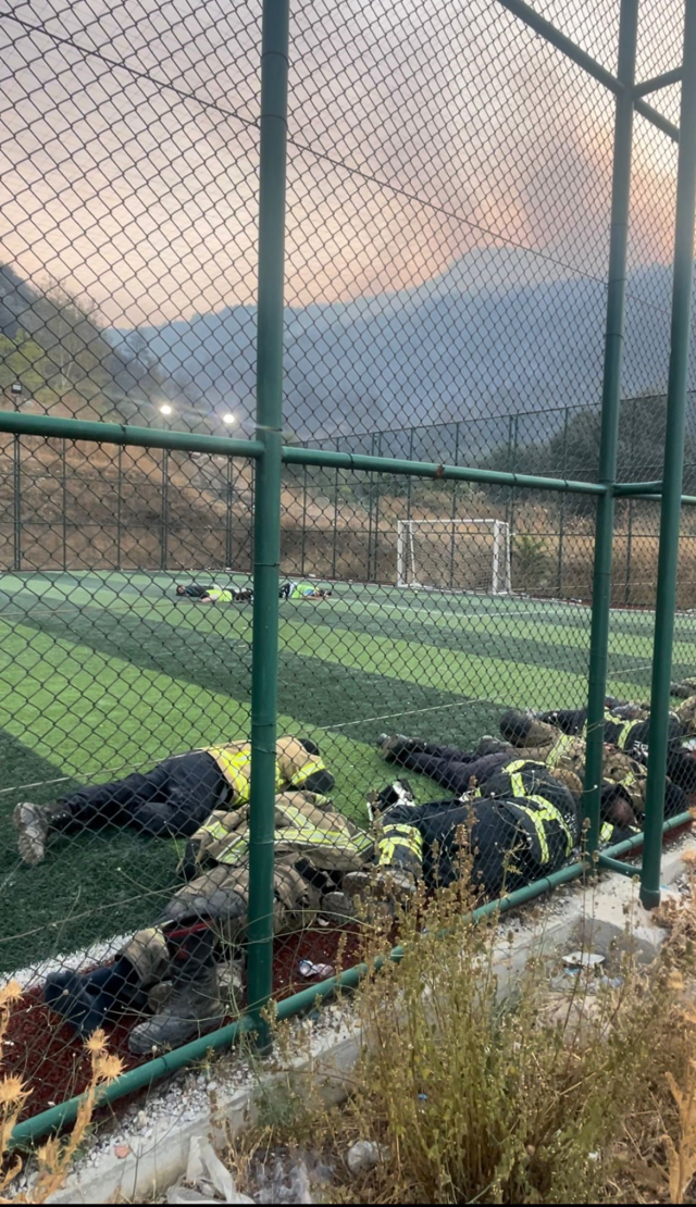 12 saat alevlerle mücadele eden itfaiyeciler halı sahada böyle dinlendi