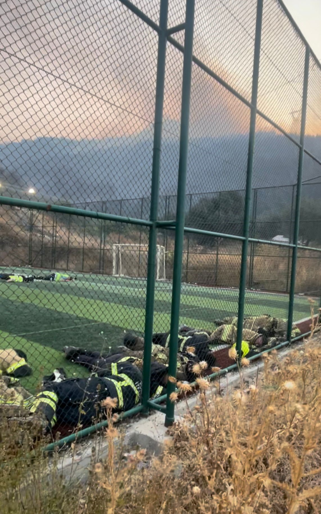 12 saat alevlerle mücadele eden itfaiyeciler halı sahada böyle dinlendi