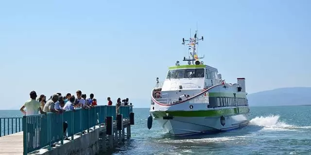 İznik Gölü'nde bir dönem deniz otobüsünün yanaştığı iskele karada kaldı