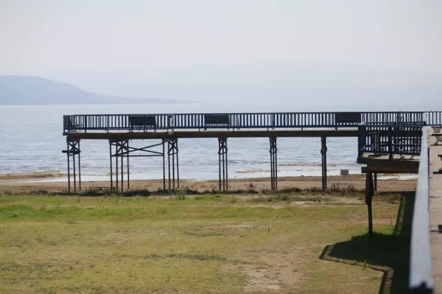 İznik Gölü'nde bir dönem deniz otobüsünün yanaştığı iskele karada kaldı