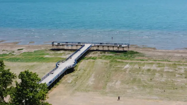 İznik Gölü'nde bir dönem deniz otobüsünün yanaştığı iskele karada kaldı