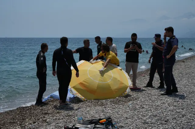 Konyaaltı Sahili'nde vücudunda kesikler bulunan erkek cesedi bulundu