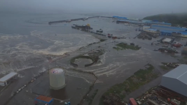 8.8'lik depremin ardından ilk tsunami dalgaları iki &uuml;lkeye ulaştı! İşte o anlar