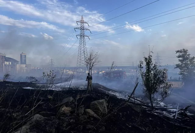 Esenyurt'ta otluk alanda yangın çıktı