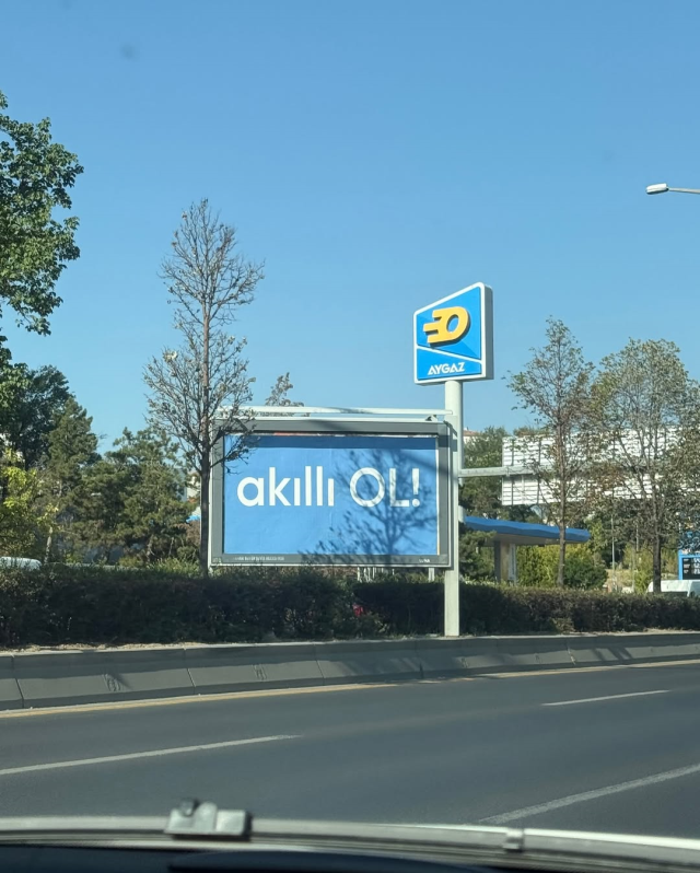 Ankara'da görülen gizemli 'Akıllı ol' afişleri merak uyandırdı