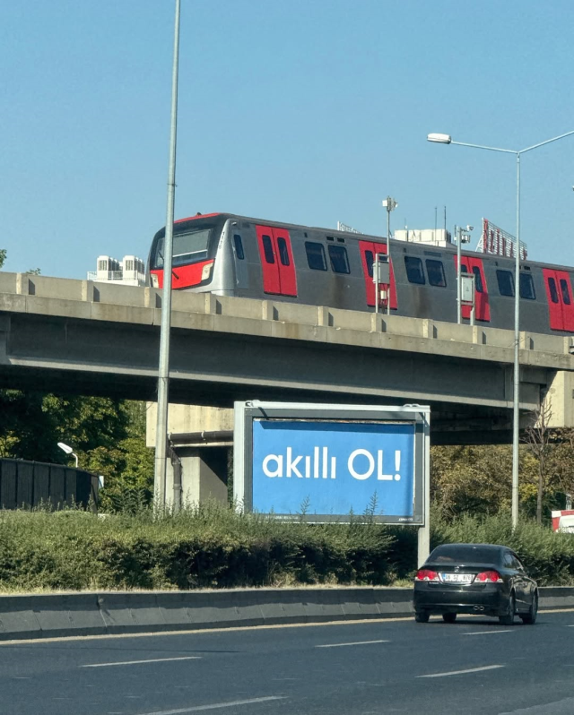 Ankara'da görülen gizemli 'Akıllı ol' afişleri merak uyandırdı
