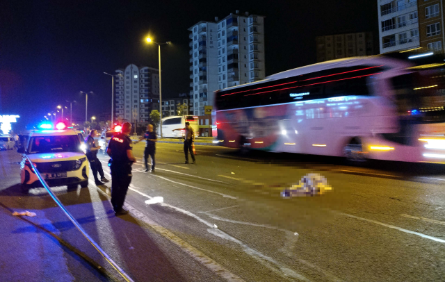 Önce araç çarptı sonra otomobil ezdi Önce araç çarptı sonra otomobil ezdi