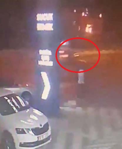 Önce araç çarptı sonra otomobil ezdi Önce araç çarptı sonra otomobil ezdi