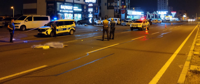 Önce araç çarptı sonra otomobil ezdi Önce araç çarptı sonra otomobil ezdi