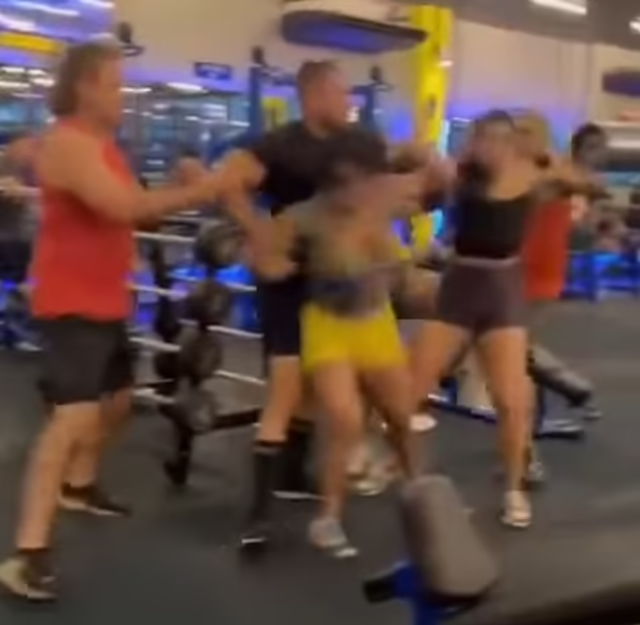 İki kadın arasında egzersiz aleti yüzünden çıkan kavga spor salonunu savaş alanına çevirdi